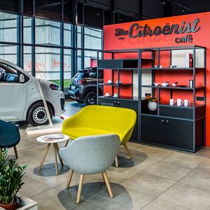 Der „La Maison Citroën“-Schauraum soll mit warmen Farben ein Wohlfühlambiente für die Kunden erzeugen.(Bild:  Olaf Malzahn/Klaus+Co)