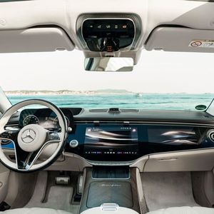 Zwei 13,1-Zoll-Bildschirme im Fond ermöglichen den Zugriff auf Entertainment-, Komfort- und Fahrzeugfunktionen.(Bild:  Mercedes-Benz)