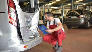 Um verunfallte Fahrzeuge entsteht nicht selten ein Rechtsstreit, der sich über Jahre hinziehen kann. Streitpunkt Nummer 1 ist der Wiederbeschaffungswert. (Bild: © industrieblick - stock.adobe.com)