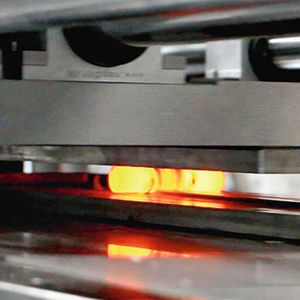 Vorformen ohne Grat: Beim Querkeilwalzen wird das Rohteil in Form gerollt statt gepresst.