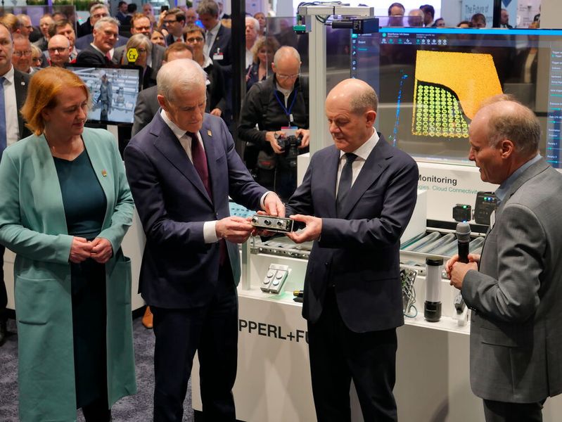 Forderungen auch beim Messestand von Pepperl+Fuchs: die Politik solle KI mit Augenmaß regulieren.  (Bild: Sandro Kipar/VCG)