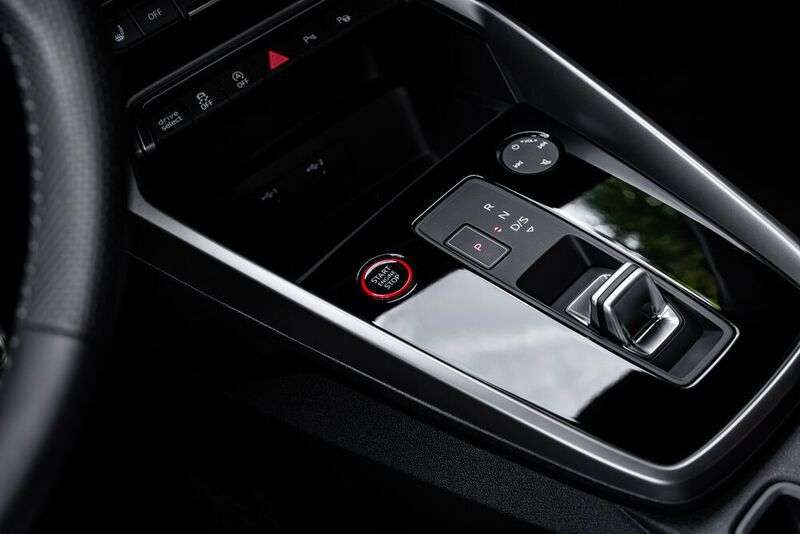 Für das Hoch- und Herunterschalten sind zwei Schaltwippen am Lenkrad zuständig; einen Handschalter gibt es nicht mehr.  (Auto-Medienportal.Net/Audi)