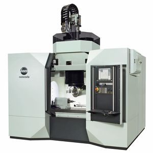 Bild 2: Auf dieser Schleifmaschine erhalten Knie-Implantate ihre Geometrie. Die Bearbeitung mit Schleifscheibe und Schleifband erfolgt bei gleicher Aufspannung. Bild: Rösler