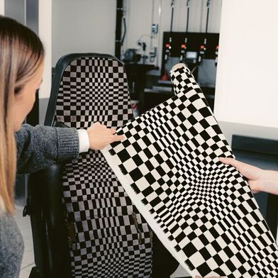 Inspiriert von wehenden Zielflaggen, ist das Pascha-Muster eine Hommage an den Motorsport. Erstmals 1977 im 928 in Südfrankreich der Öffentlichkeit präsentiert und bis Mitte der 1980er Jahre zudem auch im 911, 924 und 944 angeboten, wurde das pulsierende, lebendige Muster zu einem der prägendsten Interieur-Designs von Porsche. Der Name „Pascha“ sollte an osmanische Sultane erinnern, die auf komfortablen Seiden- und Samtkissen ruhten. (Bild: Porsche)