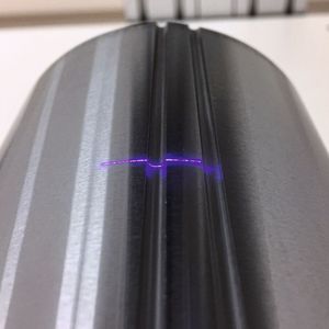 Um das Profil von Orientierungskerben der Ingots auf Masshaltigkeit zu prüfen, erfassen Laserscanner mit Blue-Laser-Technologie das Kerbenprofil mit hoher Genauigkeit.(Bild:  Micro-Epsilon)