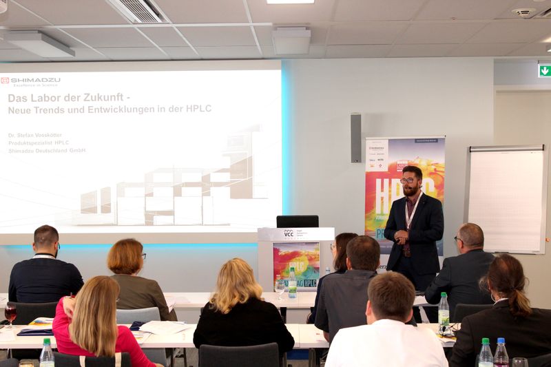 Dr. Stefan Vosskötter präsentiert Trends für das Labor der Zukunft. Der Produktspezialist von Shimadzu geht dabei besonders auf die Methode der superkritischen Flüssigkeitschromatographie (SFC) ein. (Bild: LABORPRAXIS)