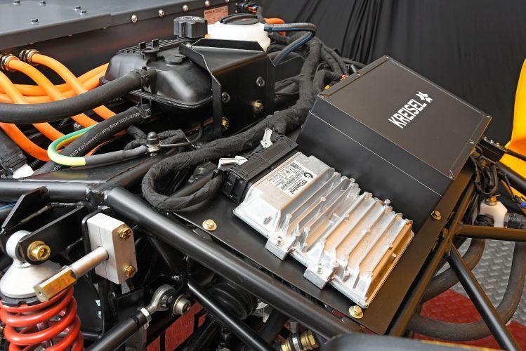 Kreisel Evex 910e: Der Elektromobilitäts-Spezialist Kreisel hat einen EVEX-Porsche 910 vollständig zum elektrischen Supersportwagen umgerüstet. Der Kreisel EVEX 910e schafft mehr als 300 Kilometer pro Stunde, beschleunigt in 2,5 Sekunden von 0 auf 100 und verfügt im Gegensatz zum historischen Original von Porsche über eine Straßenzulassung (H-Kennzeichen). (EVEX Fahrzeugbau GmbH)