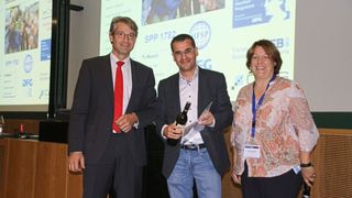 Prof. Dr. Carsten Grashoff (Mitte) vom Max-Planck-Institut für Biochemie freut sich über die Auszeichnung. (Binder)