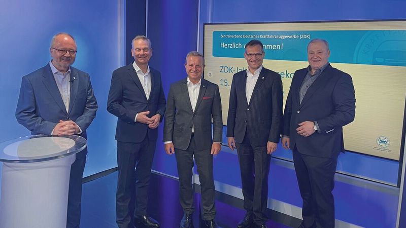 ZDK-Jahrespressekonferenz 2024 mit: Ulrich Köster (Pressesprecher), Arne Joswig (Präsident), Thomas Peckruhn (Vizepräsident), Dr. Kurt-Christian Scheel (Hauptgeschäftsführer), Detlef Peter Grün (Vizepräsident und Bundesinnungsmeister) (v. l.).(Bild:  ProMotor)