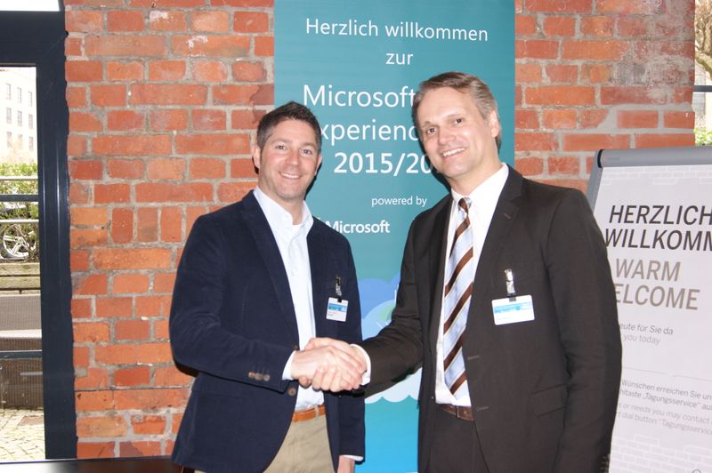 Torsten Dieterich, Microsoft Deutschland GmbH  (links) und Martin Marx, Elbgefährten GmbH (rechts) feiern eine erfolgreiche Abschlussveranstaltung. (Akademie)