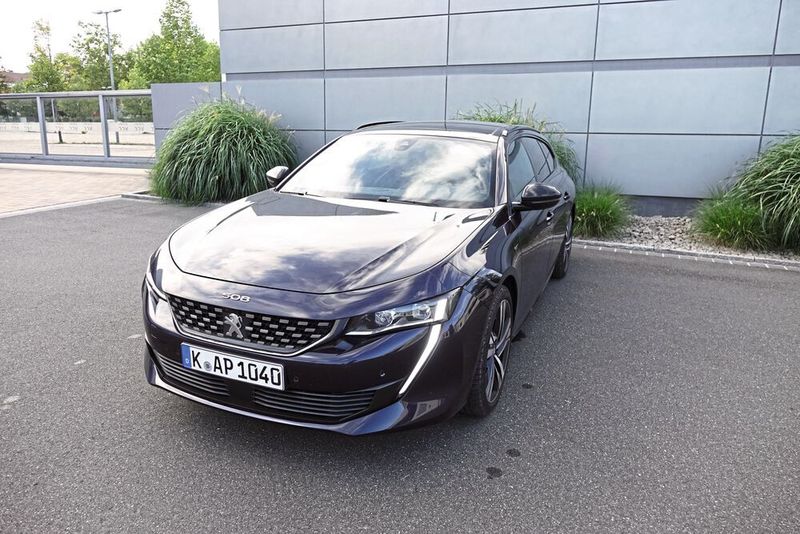 Aber statt Streben zieht sich beim Station Wagon nun ein feines Kachelmuster durch den Kühlergrill.  (Jens Scheiner/»Automobil Industrie«)