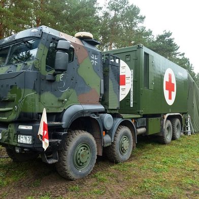 Mobile medizinische Einheiten sind ein Segen für an der Front verletzte Soldaten. Um in Zukunft damit noch besser ausgerüstet zu sein, kauft die Bundeswehr bei Rheinmetall die bisher modernsten mobilen Sanitätseinheiten, die es im Nato-Bereich derzeit gibt. (Bild: ©2022 Bundeswehr/C. Schulze)