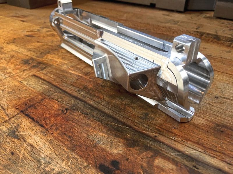 Das fertig gefräste Gehäuseoberteil einer halbautomatischen „The 15th“-Sportwaffe von Hera. Längs durch die Mitte geht das 25,4-mm-Durchgangsloch. (Big Kaiser)
