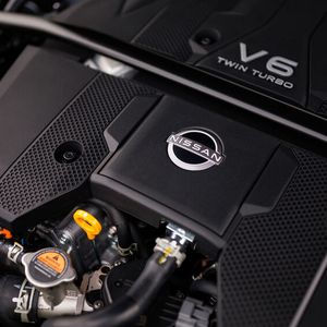 Unter der Haube steckt ein V6-Motor, der mit seinen drei Litern mehr als doppelt so viel Hubraum hat wie bei uns die Vierzylinder in Qashqai & Co.(Bild:  Nissan)