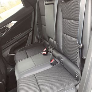 Breite Fondtüren ermöglichen hinten einen bequemen Einstieg. Die Sitzbank lässt sich gegen 400 Euro Aufpreis (auch geteilt) um bis zu 16 Zentimeter in der Länge verschieben. Durch die Mittelarmlehne stehen aber nur zwei bequemen Rückbank-Sitzplätze zur Verfügung.(Bild:  Dominsky – VCG)