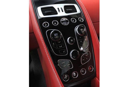 Neu sind vor allem die Bedienelemente für Heizung, Belüftung und Klimaanlage sowie das Telematik-System. (Foto: Aston Martin)