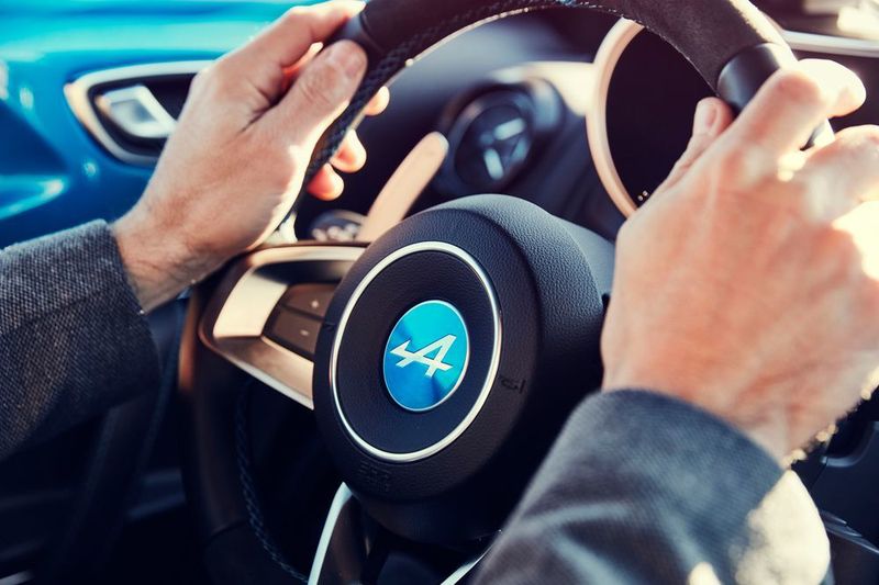 Das siebenstufige Doppelkupplungsgetriebe wird allein durch Schaltwippen bedient. (Alpine)