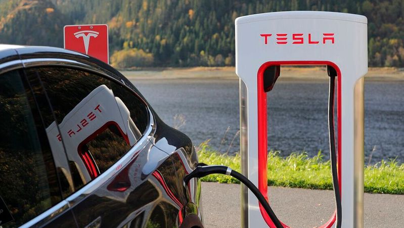 Tesla bietet in den USA den Zugang zu rund 14.000 Ladesteckern an.