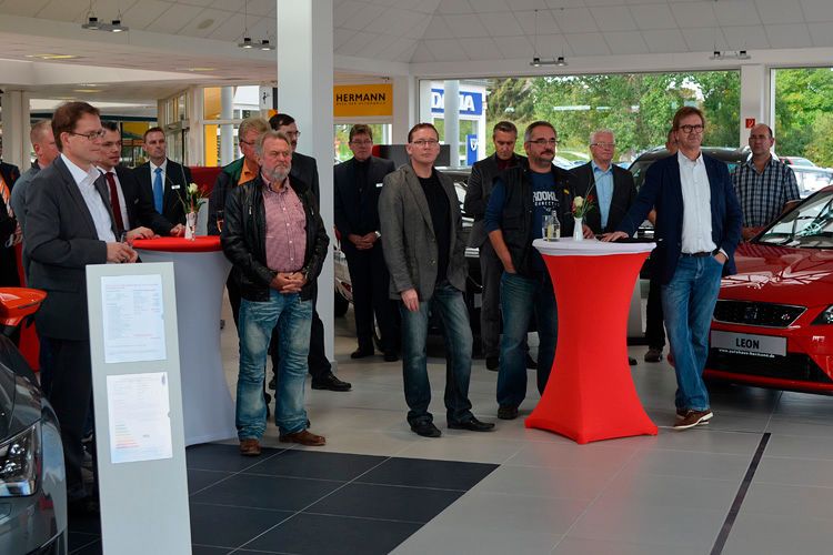 Ebenso die Festgäste, unter ihnen Oberbürgermeister Johannes Bruns (li.). (Foto: Grimm)