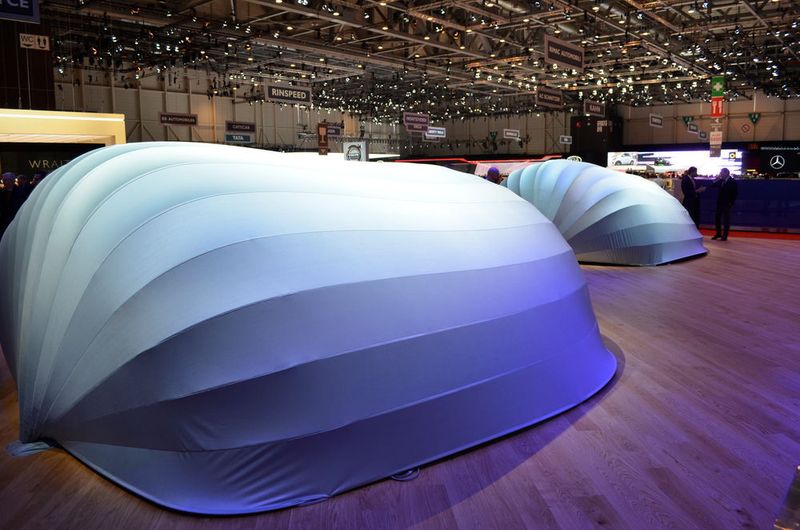 Kurz zuvor war der neue Volvo-SUV noch abgedeckt gewesen – aber wie! Die stimmungsvoll beleuchteten Auto-Kokons sind echte Hingucker. (Rehberg / »kfz-betrieb«)