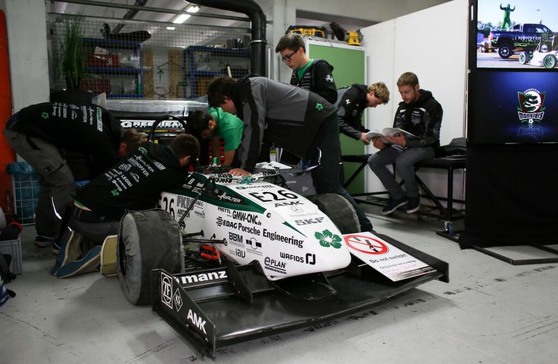 Bereits seit 10 Jahren kämpfen Studententeams aus aller Welt am Hockenheimring bei Formula Student Germany mit ihren selbstkonstruierten Rennboliden um den Sieg. (Formula Student Germany/ Buck)