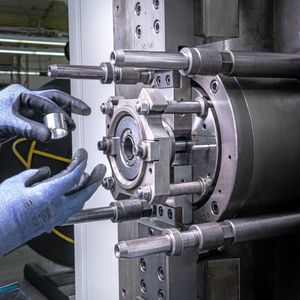 Manueller Kalibriervorgang im Kompetenzzentrum Industrial Bearings