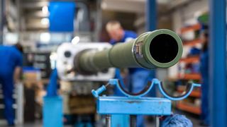 Aufs Korn genommen! Noch vor wenigen Jahren wurden Waffenfirmen mit Verachtung gestraft. Seit dem Ukrainekrieg genießen sie aber vor allem von Börsianern viel Aufmerksamkeit. Der Kurs der Rheinmetall-Aktie hat sich seit Kriegsbeginn nicht umsonst verzehnfacht! (Bild: Rheinmetall)