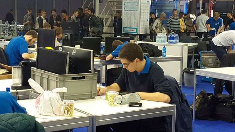 Roger Krauer konzentriert bei der Arbeit. (Sachneeberger)