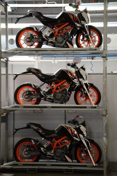 Ein Teil des Motorrad-Lagers bei KTM in Mattighofen... (Michel)
