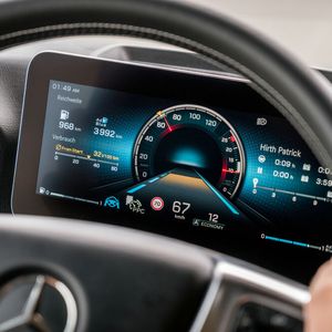Das zehn Zoll große Display zeigt dem Fahrer die wichtigsten Funktionen des Fahrzeugs an.(Bild:  © Daimler AG)