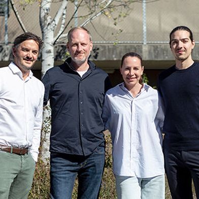 Jonas Schmid, Co-CEO von akenza, Markus Kniesel, Geschäftsführer von VEGA, Isabel Grieshaber, geschäftsführende Gesellschafterin von Vega, und Simon Rieser, Co-CEO von akenza, freuen sich darauf, künftig ihre Stärken zu bündeln. (Bild: Vega)