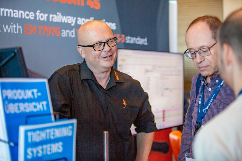 Gerade der fachliche Austausch unter den Schraubexperten untereinander ist das, was die Regionalmesse Schraubtec ausmacht. (Bild: Amelie Jehmlich/ART n Photo)