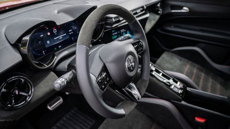 Im Innenraum geht es markengemäß eher sportlich zu, wobei nicht alle Kunststoffe von hochwertiger Art sind. (Bild: Alfa Romeo)