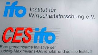 Das Münchener Ifo-Institut hat wieder seine monatliche Umfrage durchgeführt, was den deutschen Exportsektor angeht. Demnach hat sich die Stimmung zwar gebessert, aber dennoch läuft alles noch auf Minus hinaus ... (Bild: Ifo-Institut)