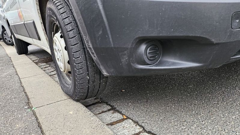 Au, das tut weh! Wer Reifen so behandelt, der sorgt auf seine Art für Ersatzbedarf.(Bild:  Rosenow – VCG)