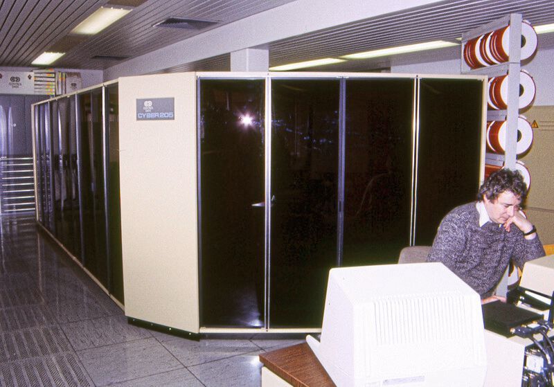 1985 – Großrechner Cyber-205: Erste Klimamodelle haben Wissenschaftler des Max-Planck-Instituts für Meteorologie 1985 auf dem Großrechner Cyber-205 Model 642 von Control Data Corporation berechnet. Er bot für damalige Verhältnisse wahre Rechenpower: Für die Simulation mit 3D-Atmosphären oder Ozeanmodellen stand den Wissenschaftlern ein Skalar-Prozessor und 0,2 GigaFLOPS zur Verfügung. Der verbaute Hauptspeicher bot eine Kapazität von 0,032 GByte und an Festplatten standen 2,5 GByte parat. Für die simulierte Zeit benötigte der Rechner mehrere Monate oder Jahre. Eine wichtige Größe bei Klimamodellen ist der Gitterabstand der Atmosphäre: Beim Cyber-205 betrug sie 500 km. Zum Vergleich: Der Supercomputer „Mistral“ hat einen Gitterabstand von 40 km für die Atmosphäre und bei Ozeanen 10 km. Der Nachfolger des Cyber-205 war der Cray 2S im Jahr 1988. Er verfügte über vier Prozessoren und eine Rechenleistung von 2 GFLOPS. Der Cray 2S war der erste Großrechner am 1987 gegründeten Deutschen Klimarechenzentrum. // heh (Bild: DKRZ)