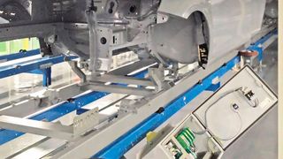 Die Automobilkarossen befinden sich auf einer Transportvorrichtung, die von vernetzbaren Hybrid-Motorstartern angesteuert wird. (Phoenix Contact)