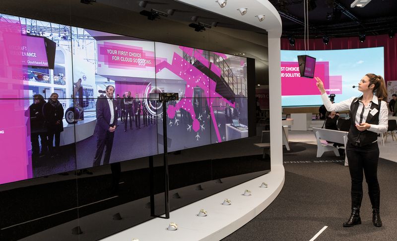 Das Konzept von zweimaleins spannte einen kommunikativen Bogen über den gesamten CeBIT-Auftritt von T-Systems, um das Thema Nähe zwischen Kunden und T-Systems zu visualisieren, die Fachbesucher für das Thema zu begeistern und nachhaltige Leads zu generieren. (Bildquelle: zweimaleins)