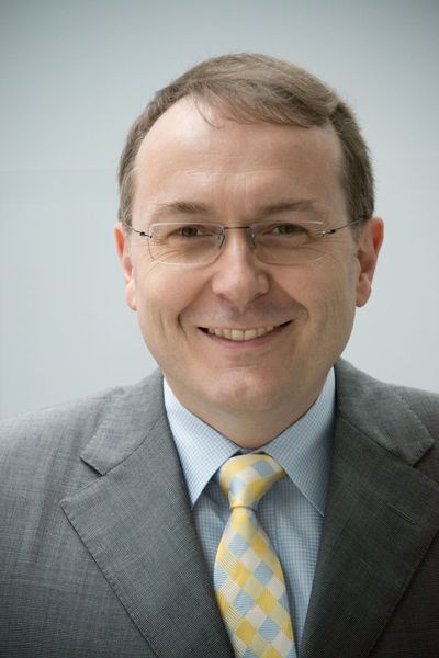 >> Die Prodex hat sich als Leitmesse der Produktionstechnik des Schweizer Markts einen gefestigten Platz erobert. Jede Verschiebung einer etablierten Messe verursacht Friktionen und erzeugt auf Grund der partikulären Situation aller Stakeholder Verlierer und Gewinner. Wir sind mitten im Prozess der Rücksprache mit unseren Mitgliedern, um unsere Position zu klären. Zum
Zeitpunkt dieser Anfrage haben wir noch kein klares Bild. Die vorhandenen Feedbacks decken das ganze Feld möglicher Antworten ab. Die einen sind grundsätzlich nicht glücklich, dass
überhaupt eine Veränderung des Durchführungsdatums ins Auge gefasst wird, andere wären froh um mehr Abstand zu anderen überregionalen Fertigungstechnikmessen im Herbst der geraden Jahre. 
