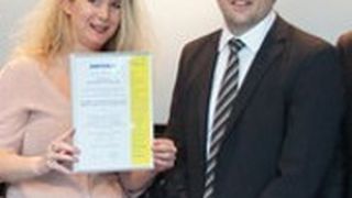 Claudia Schlaghecken und Christian Bley nahmen für Fiat die Urkunde entgegen. (Foto: Promotor)