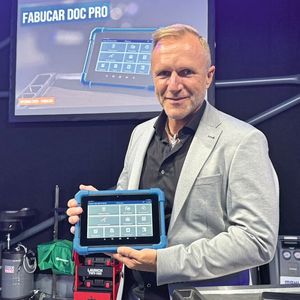 Lars Faust hat mit seinen Autodoktoren und dem Portal „Fabucar“ die Landschaft der freien Werkstätten wahrlich bereichert. Sein neuester Clou: das Multimarken-Diagnosegerät „Fabucar Doc Pro“.(Bild:  Schreiner – VCG)