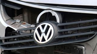 Das wird teuer: Die Preise für Motorhauben und Co sind stark gestiegen. (Grimm / »kfz-betrieb«)