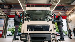 Carglass bietet künftig Reparatur und Austausch von Scheiben für Lkw und Transporter über 3,5 Tonnen an. (Bild: Timo Roth)