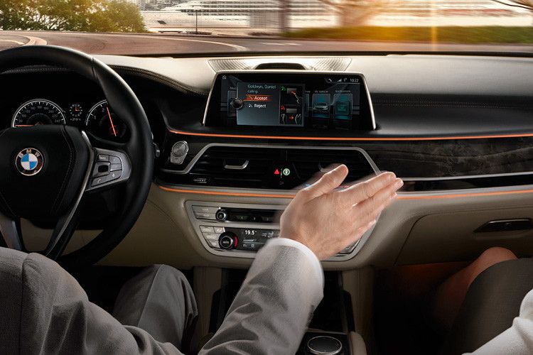 Wer mit dem Finger in der Luft dreht, kann so beispielsweise die Lautstärke anpassen. (BMW)