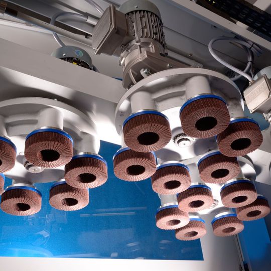 Mit Schleifbürsten auf Planetenkopfaggregaten lassen sich die Werkstückkanten von außen nach innen bearbeiten und somit gleichmäßig verrunden.(Bild:  Hans Weber Maschinenfabrik)