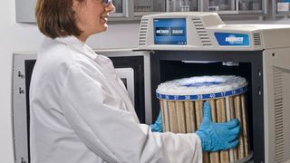 Abb. 1: Im Mars 6 können 40 Proben gleichzeitig unter Temperaturkontrolle aufgeschlossen werden.  (CEM)