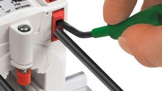 Schraubenloser Leiteranschluss: Die Aufsteck-Stromwandler der Serie 855 sind mit der Cage-Clamp-Anschlusstechnik ausgestattet. (Bild: Wago)