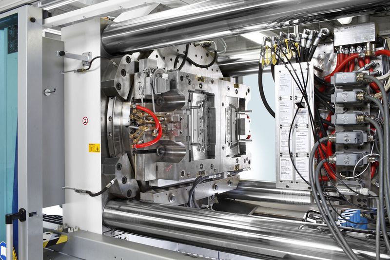 Zweikomponenten-Werkzeug bei Foliotec auf einem Drehteller. (Bild: Krauss-Maffei)