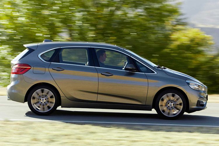 Bei einem Radstand von 2,67 Metern, einem winzig kurzen Vorbau und einem fast senkrechten Heck geht es innen fast geräumiger zu als in einem X5.  (Foto: BMW)