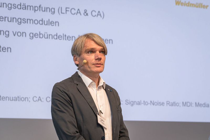 16. Anwenderkongress Steckverbinder: Der SPE-Tag am 4. Juli 2022 zog wieder viele interessierte Zuhörer an. Abgedeckt wurden fast alle Themen im Bereich Single Pair Ethernet vom Standard über das Marktpotenzial, Rückwärtskompatibilität, Schirmung, Messtechnik bis hin zum neuen Standard SPE M12 Hybrid. (Bild: Elektronikpraxis)